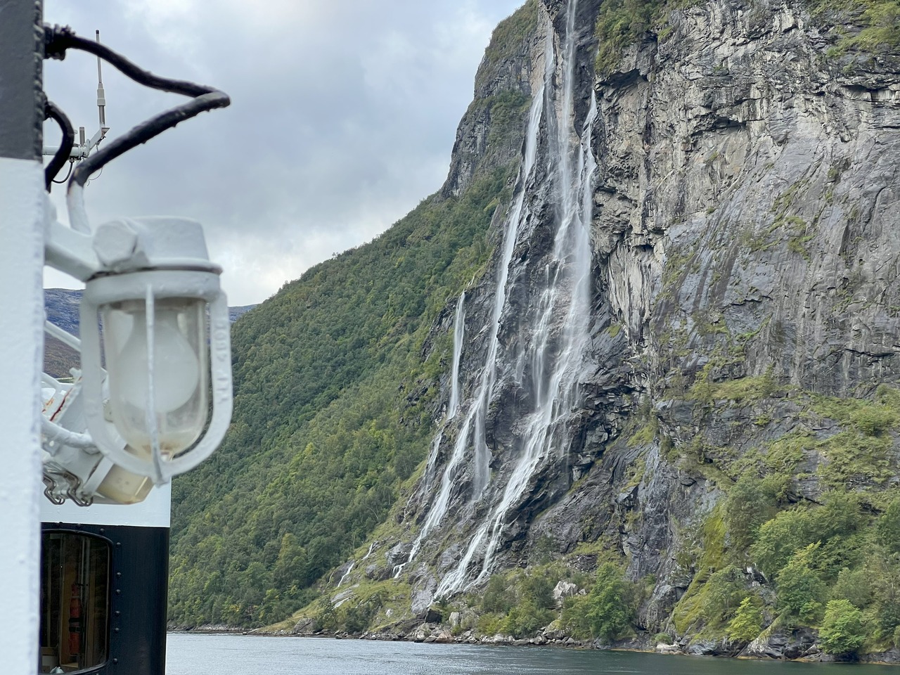 Ferry door fjord 2.jpg